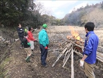 前年使用した端材の野焼き作業