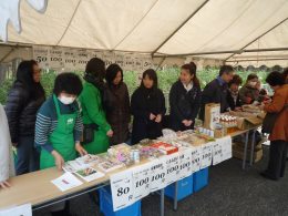 東都生協は数種類のお花見団子を販売