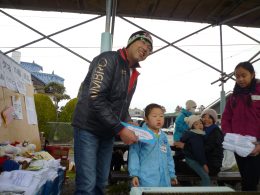 八千代牛乳の生産者･(有)高秀牧場の高橋憲二さんに「MOMOタオル」とメッセージを贈呈