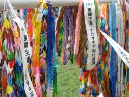 東都生協の代表として平和公園に平和への願いを込めて折った千羽鶴を手向けました