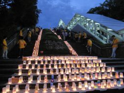 平和祈念式典前日には、平和<br>への願いが込められたキャンドルが<br>平和公園いっぱいに並べられました