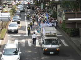 先頭の街宣車より渡貫理事がマイクで平和について呼び掛け