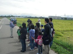生産者の中川さんから、農薬や化学肥料を使用しない稲作の苦労などが説明されました