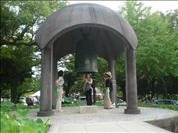 願いを込めて平和記念公園内平和の鐘を突きました