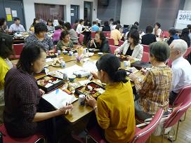 昼食を食べながら楽しく交流