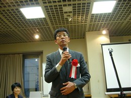 受賞の弁を述べる庭野理事長