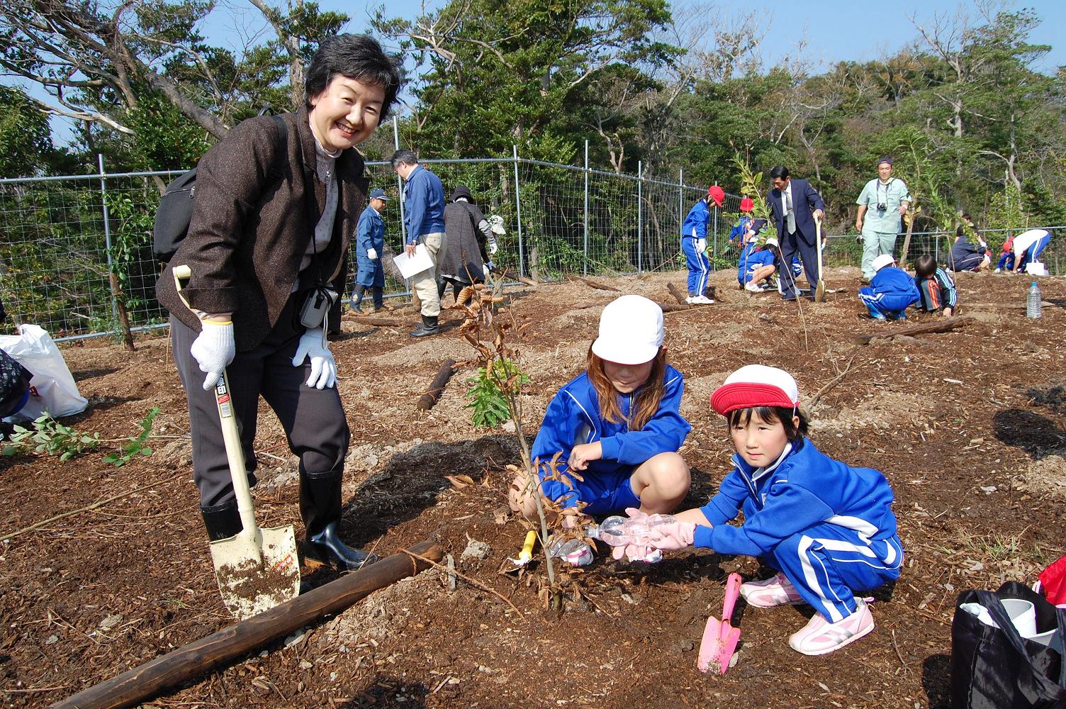 地元の小学生も頑張って植樹作業