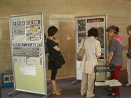 平和に関する展示に見入る参加者