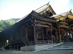 弥彦神社では11月の菊祭りの準備がもう始まっていました