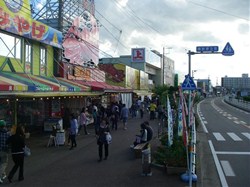 寺泊の魚市場通りにはバスを連ねてたくさんの人でにぎわっていました