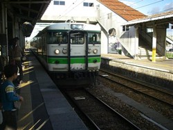 2両編成の弥彦線で田園風景の中をのんびりと東北新幹線の燕三条駅を目指しました