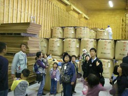 農協の倉庫には約1トンの米が入った袋が積み上げられていました