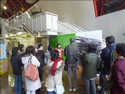 「第五福竜丸展示館」では市田真理さんが説明