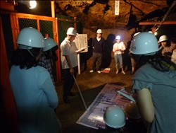 象山地下壕内での郷土研究班の生徒による説明