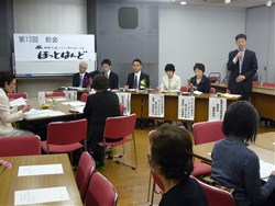 東都生協 庭野理事長があいさつ。「2011年5月23日より高齢者向けの夕食宅配サービスを開始した。事業とほっとはんどの活動を連携させたい」