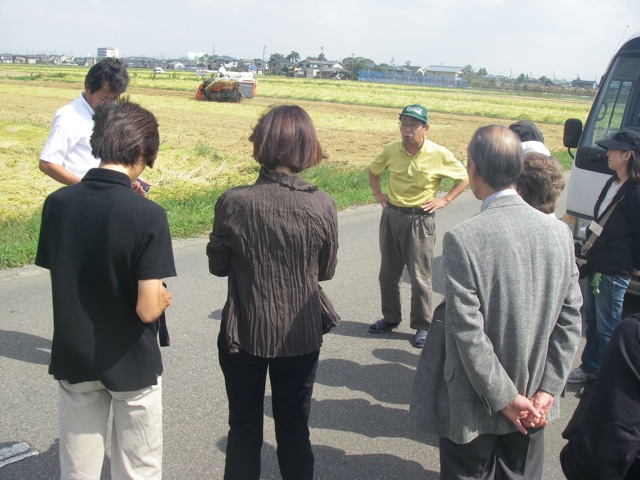 田んぼを前に生産者から説明を受けます