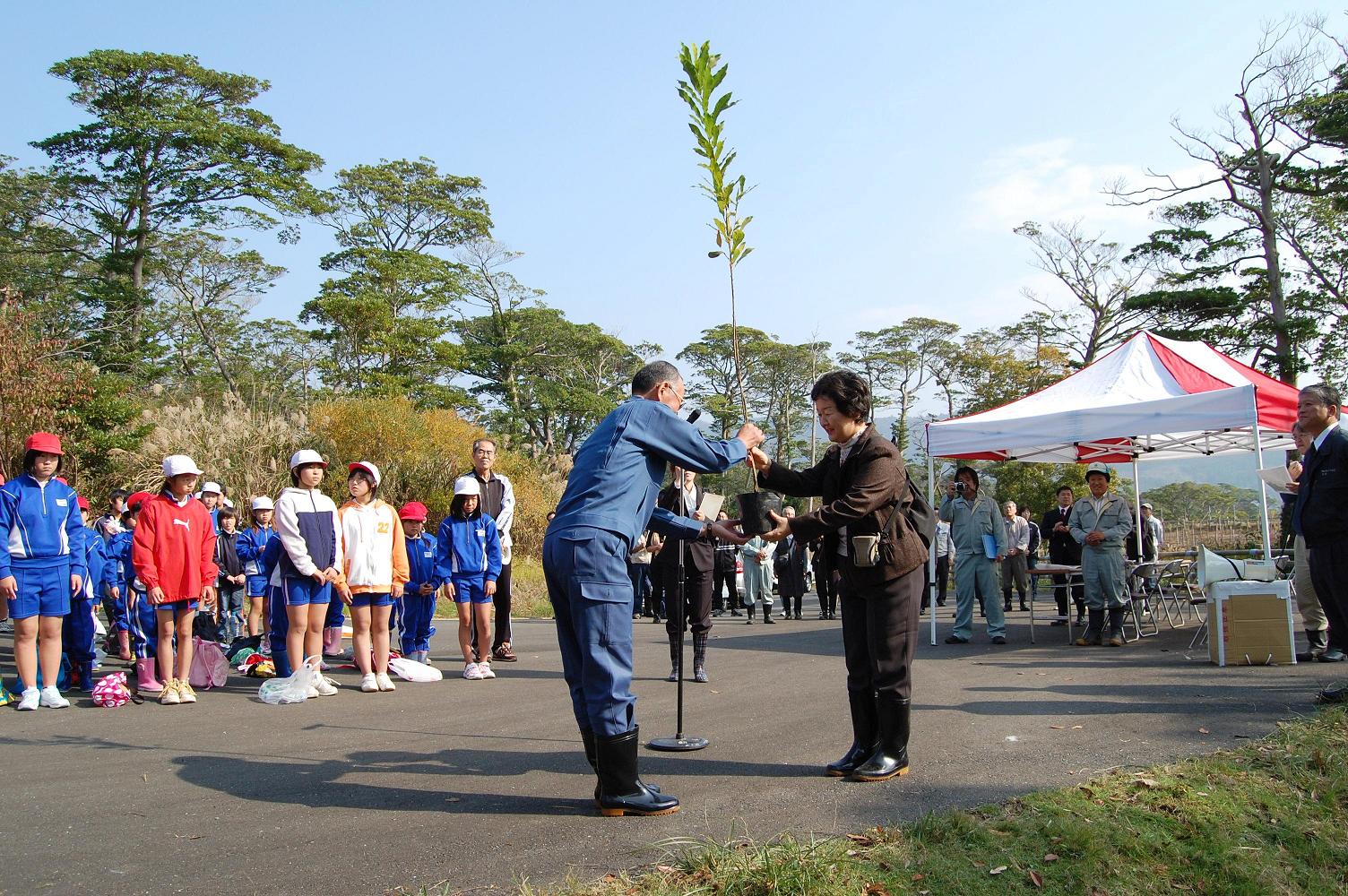 中村副理事長が、北倉悦郎石巻副市長にクヌギの苗木を贈呈