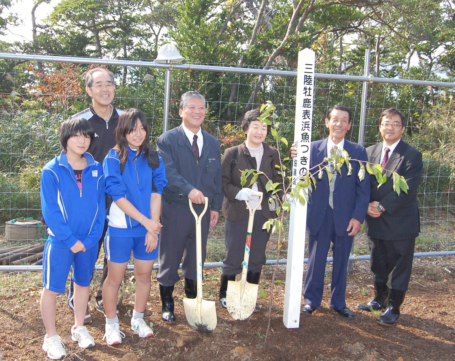 左から石巻市立鮎川小学校の生徒と菅原校長<br>
㈱マルダイ長沼　長沼社長<br>
東都生協　中村副理事長<br>
宮城県漁協表浜支所運営委員会　木村委員長<br>
東都生協　風間常務理事</p></td>