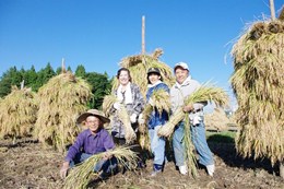 参加した組合員と生産者･小野寺さん