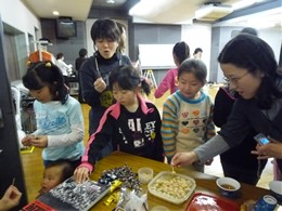 お豆を食べて少し休憩、「チョコも！」