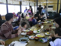 さっきまで畑で育っていたほうれん草と一緒に食べました