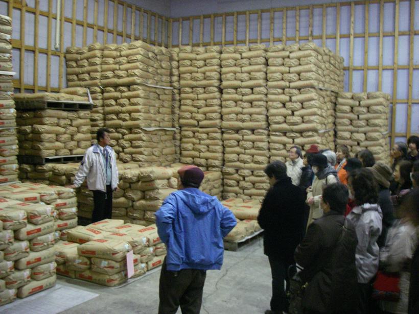 隣の低温倉庫には30kgの産直米が入った紙袋が保管されていました。それぞれに生産者名や栽培履歴などがきちんと表示されていました。