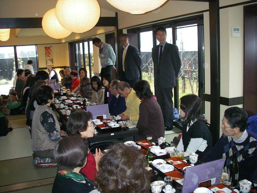 弥彦桜井郷温泉「さくらの湯」では、昼食と源泉かけ流しの温泉を堪能しました。