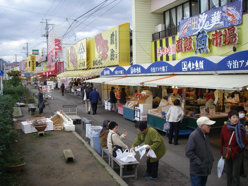 寺泊の魚市場通りには、大型鮮魚店が軒を連ね、日本海の魚介類を中心とした海の幸が手ごろな値段で売られていました。中には「こんなに持って帰れるの？」というくらい買い物をした方もいらっしゃいました。