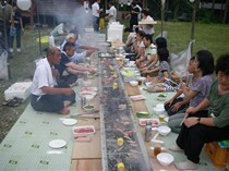 地元食材のバーベキューで交流