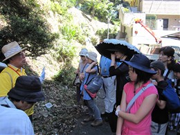 爆心地からのまち歩きで防空壕跡を見学