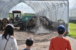 牧場ラリー 牛ふんを堆肥にする作業の見学