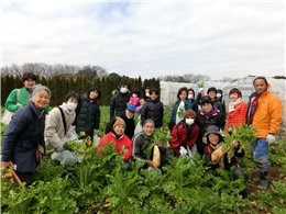 大根の畑で撮った集合写真