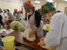 おいしくなれと願いを込め、みそを仕込む