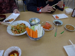 昼食交流で出された、マヨネーズみそ、胡桃みそ、だし汁トマト、野菜のみそバターいため