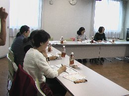 講師の話を聞き漏らさないよう傾聴