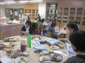 食べながらの交流で自然と和みました