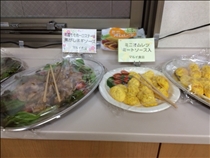 8種もの料理が並んだ