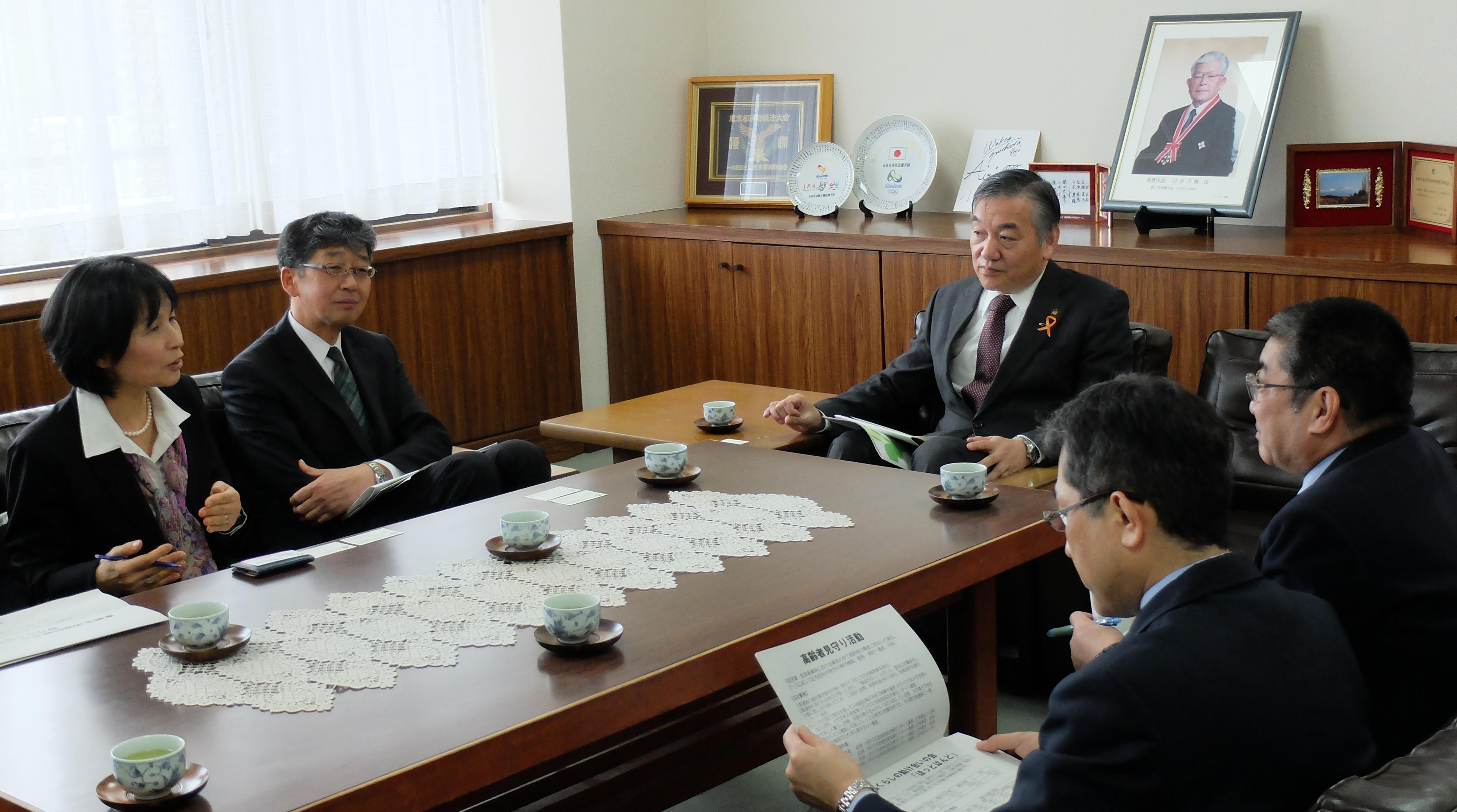 中央が阿部市長、左から2人目が庭野理事長