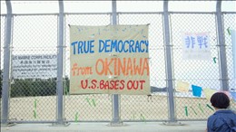 「真の民主主義を沖縄から」と書かれた横断幕