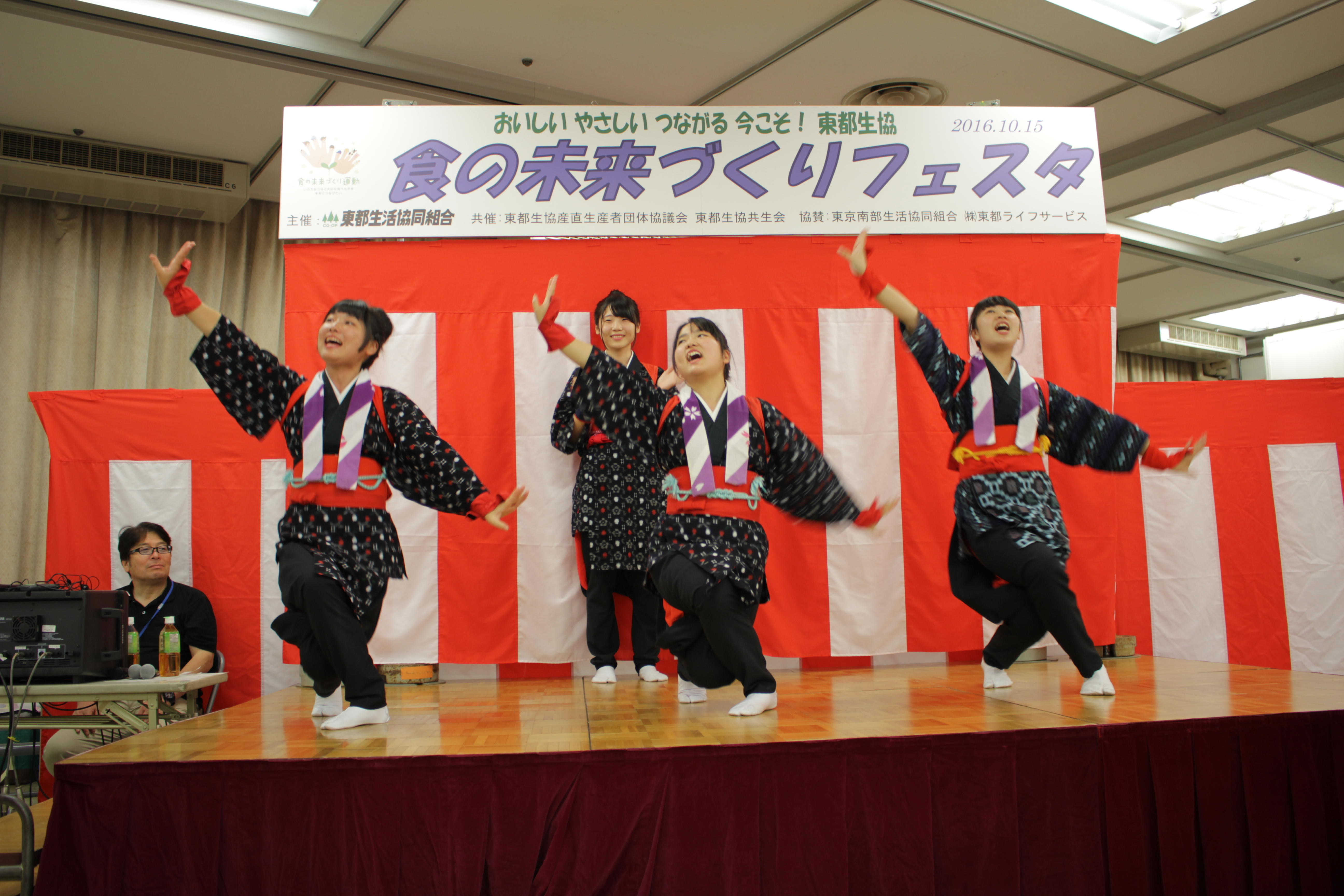 高校生の民謡と踊り。3人の息はピッタリ