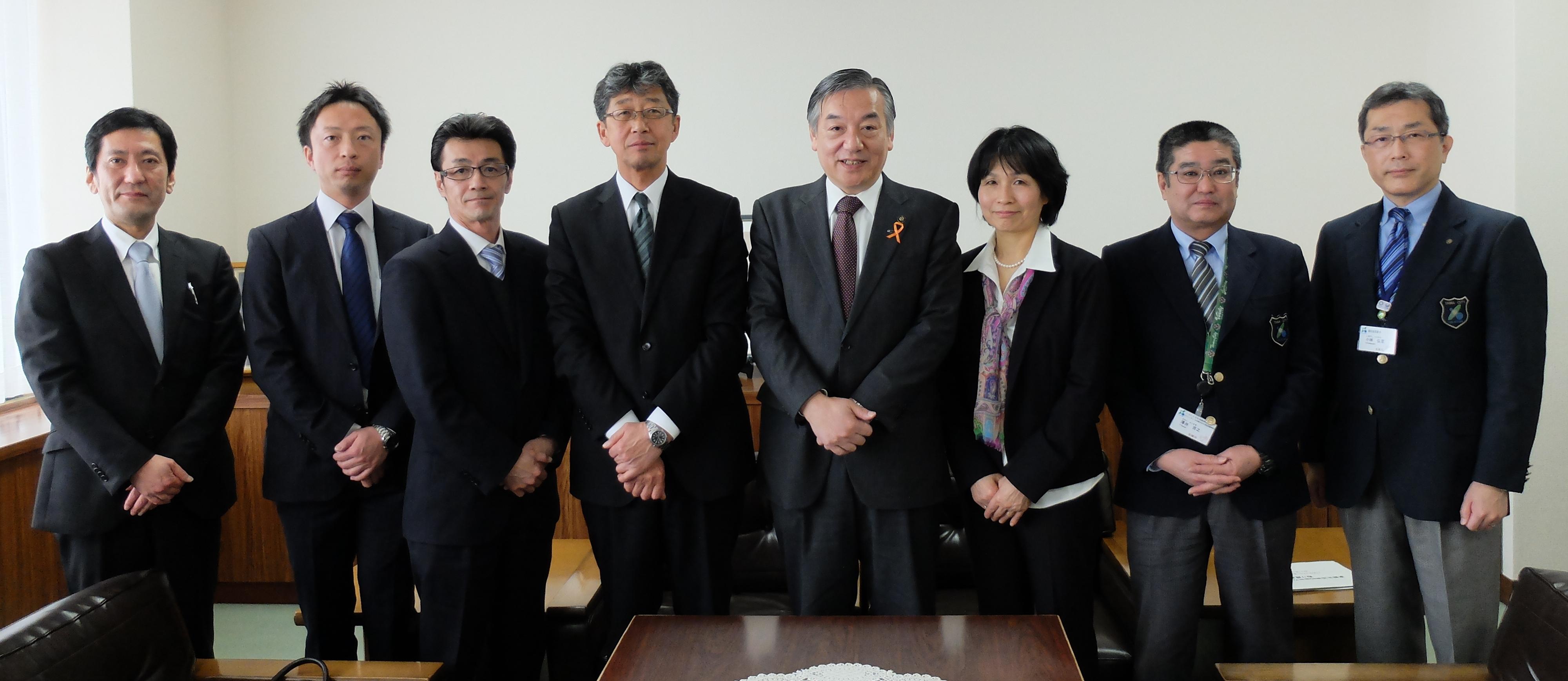 東都生協役職員、右から3人目が組合員常任理事