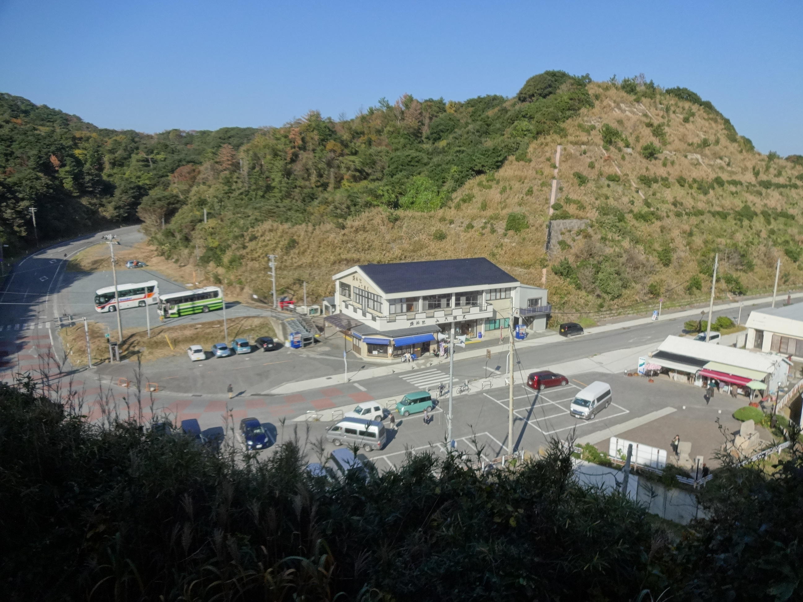 塩屋崎灯台から「山六観光」を見下ろす