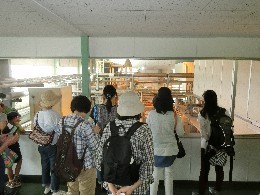 工場で製造ラインを見学