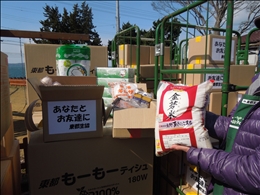 支援物資のセット作業。食材は段ボールに