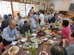 太陽の恵みをいっぱい受けたトマトも試食しながら交流