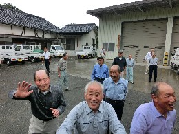 バスが見えなくなるまで手を振ってくれた産地の皆さん