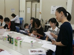 説明する㈱ロゴナジャパンの森島さん