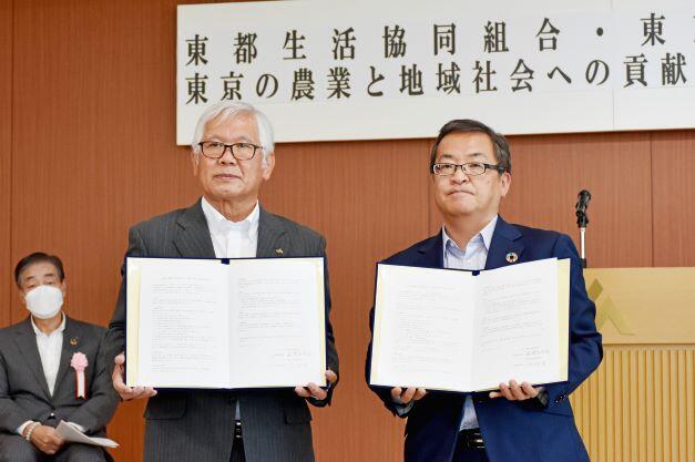 協定書を手にするJA東京中央　宍戸幸男理事長（写真左）東都生協　風間与司治理事長（写真右）