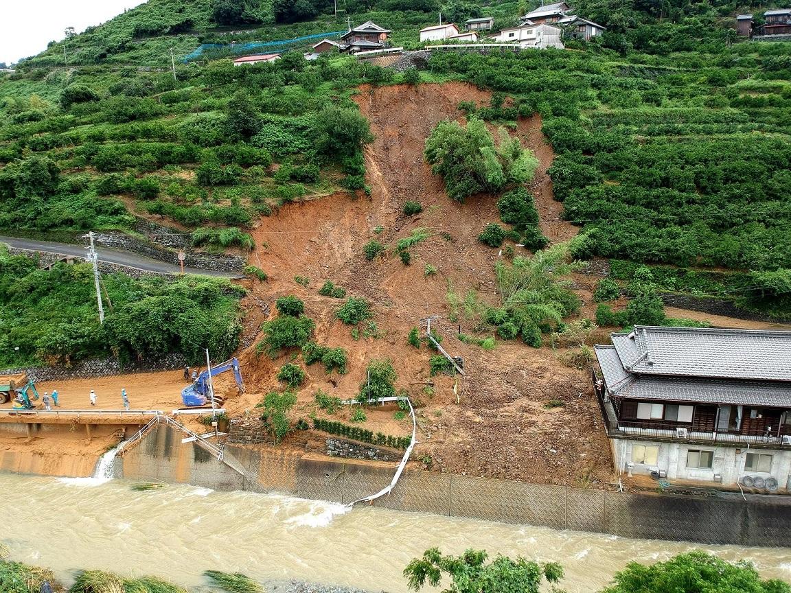保内生産者グループ（愛媛県）の被害状況。日土（ひづち）新堂地区の農道が崩落