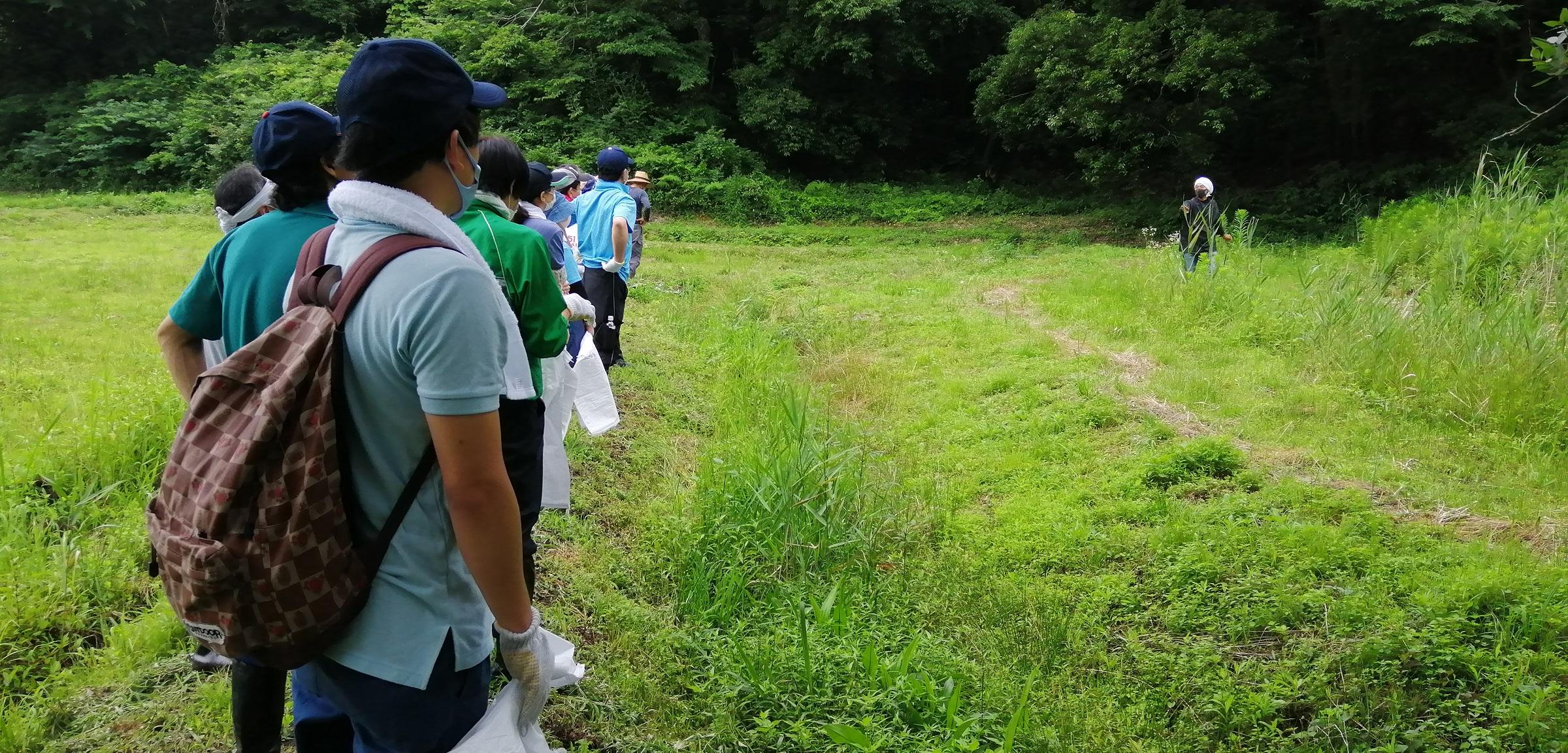 田んぼの学校の歴史について説明を受ける参加者